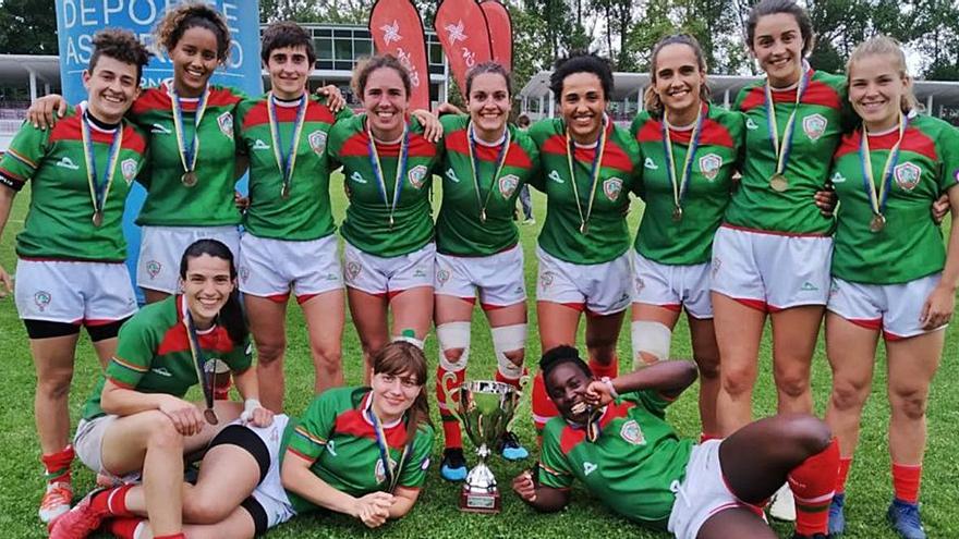 Ana Herrán, en el centro, sobre la copa de subcampeonas con la selección de Euskadi.