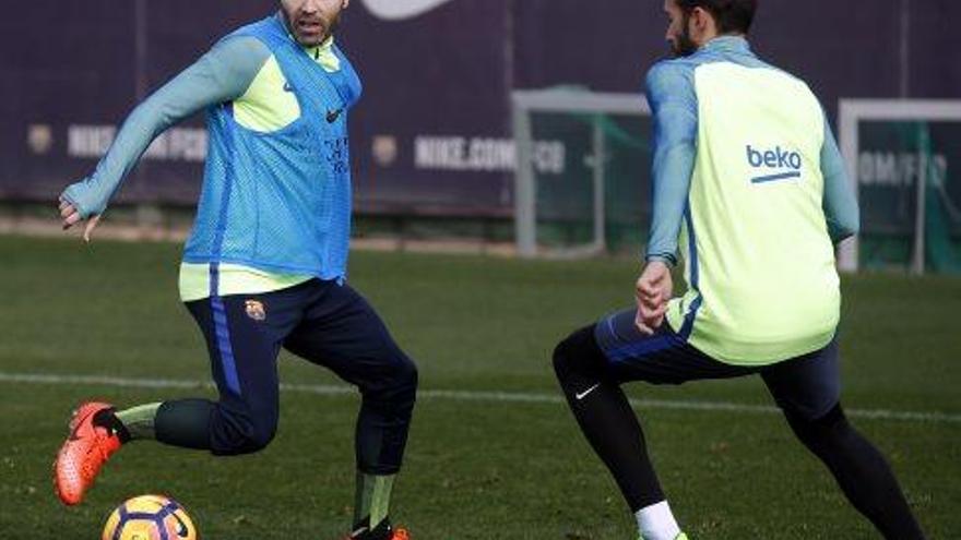 Andrés Iniesta davant d&#039;Aleix Vidal, en la sessió d&#039;ahir al matí