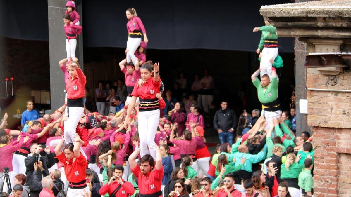 19 colles castelleres se reúnen para celebrar el 50º aniversario de los Castellers de Barcelona.