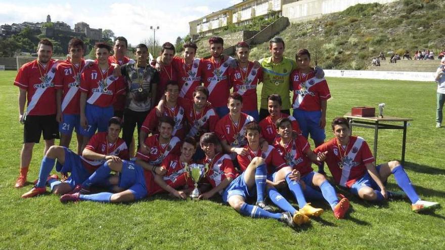 Los juveniles del Sanabria CF posan con el trofeo que les acredita como campeones.