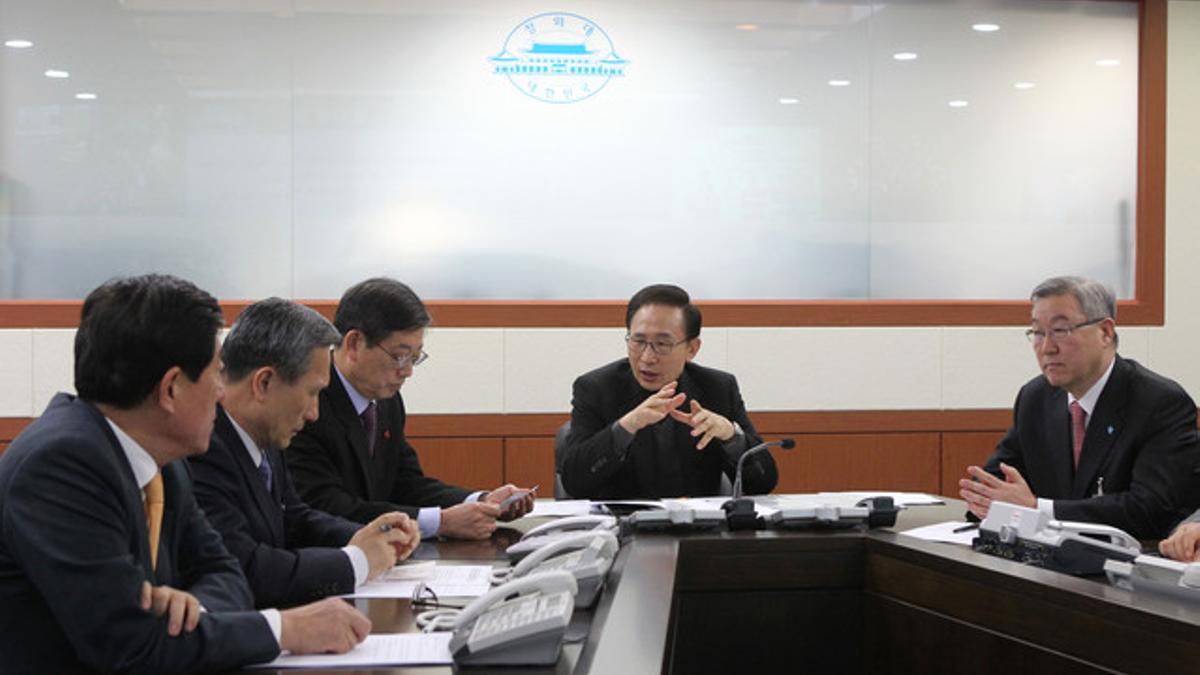 El presidente de Corea del Sur, Lee Myung-bak (segundo por la derecha), preside una reunión de emergencia del consejo de seguridad nacional, este lunes, tras conocer la muerte de Kim Jong-il.