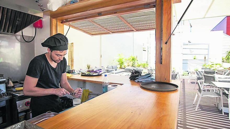 Un trabajador, en una terraza de Santa Cruz de Tenerife.