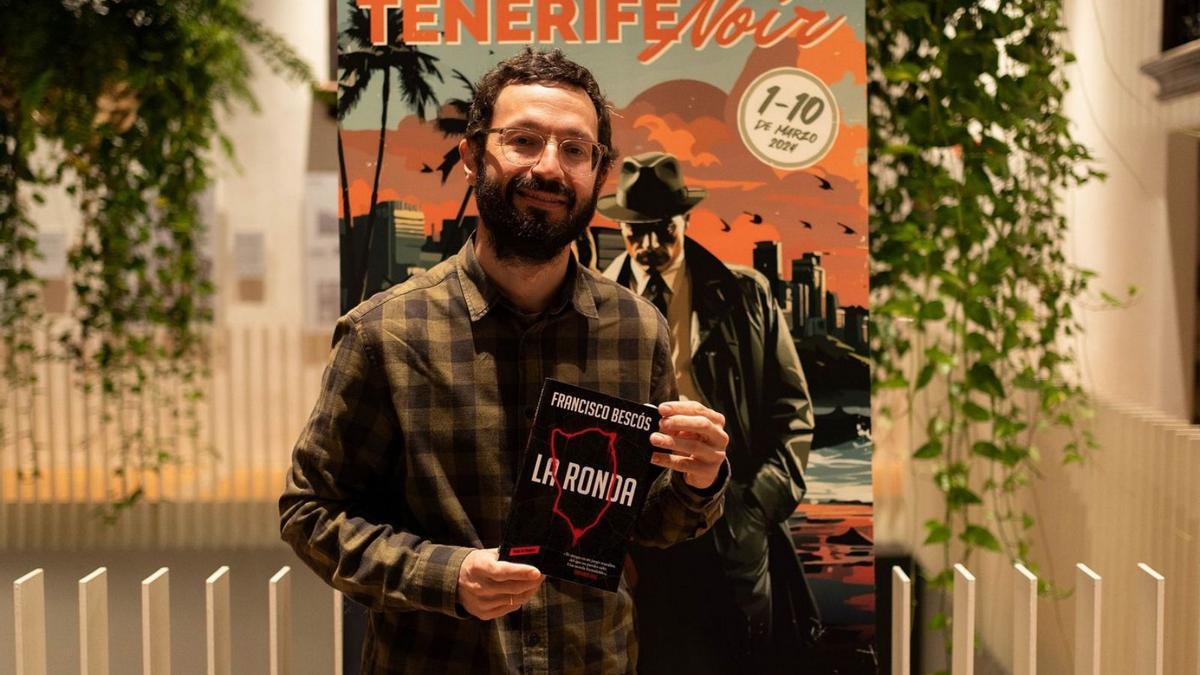 Francisco Bescós posa en el Tenerife Noir con su novela.