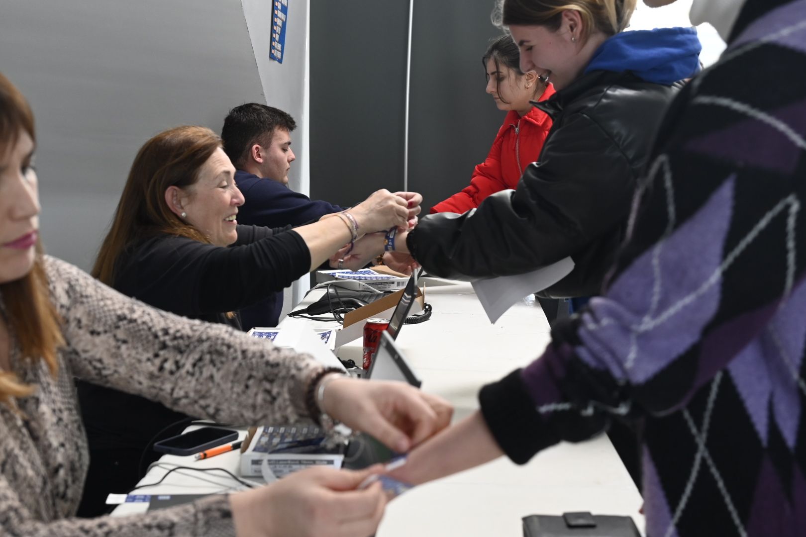 Búscate en la galería del reparto de pulseras para las Paellas de la UJI