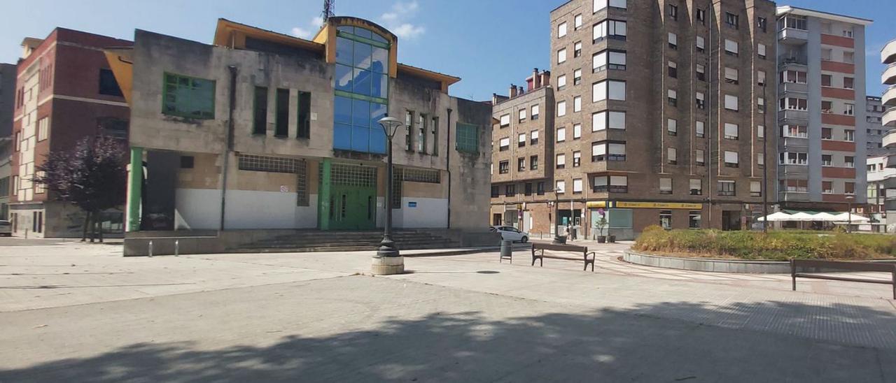 La Casa de Cultura de La Felguera, ubicada en la plaza Merediz. | E. P.