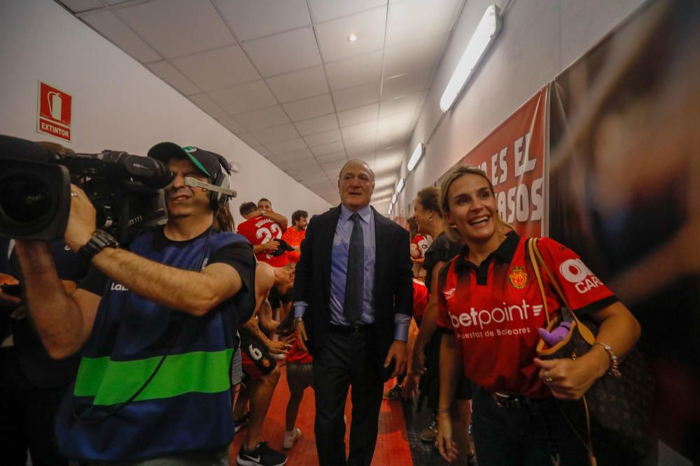 Los aficionados del Mallorca invaden el campo tras el pitido final