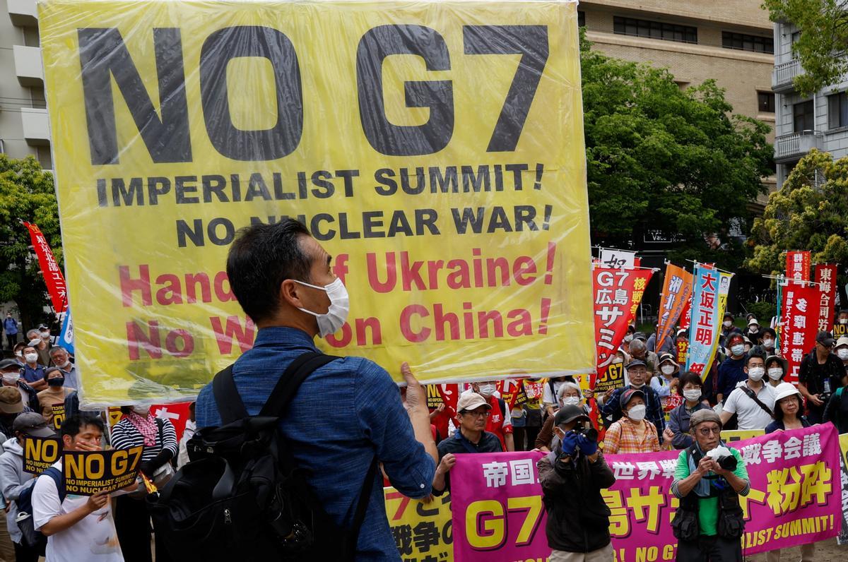 Los líderes del G7 visitan el Memorial Park para las víctimas de la bomba atómica en Hiroshima, entre protestas