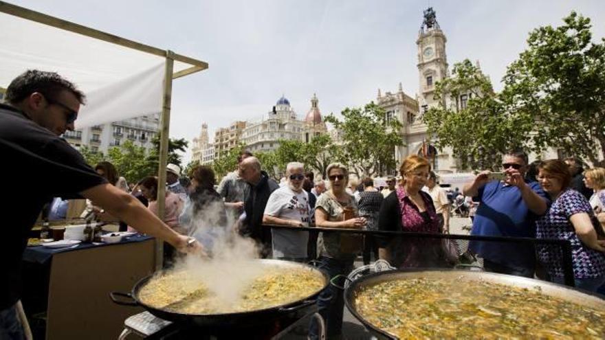 Un momento de la última edición del «Tastarròs» en la plaza del Ayuntamiento.