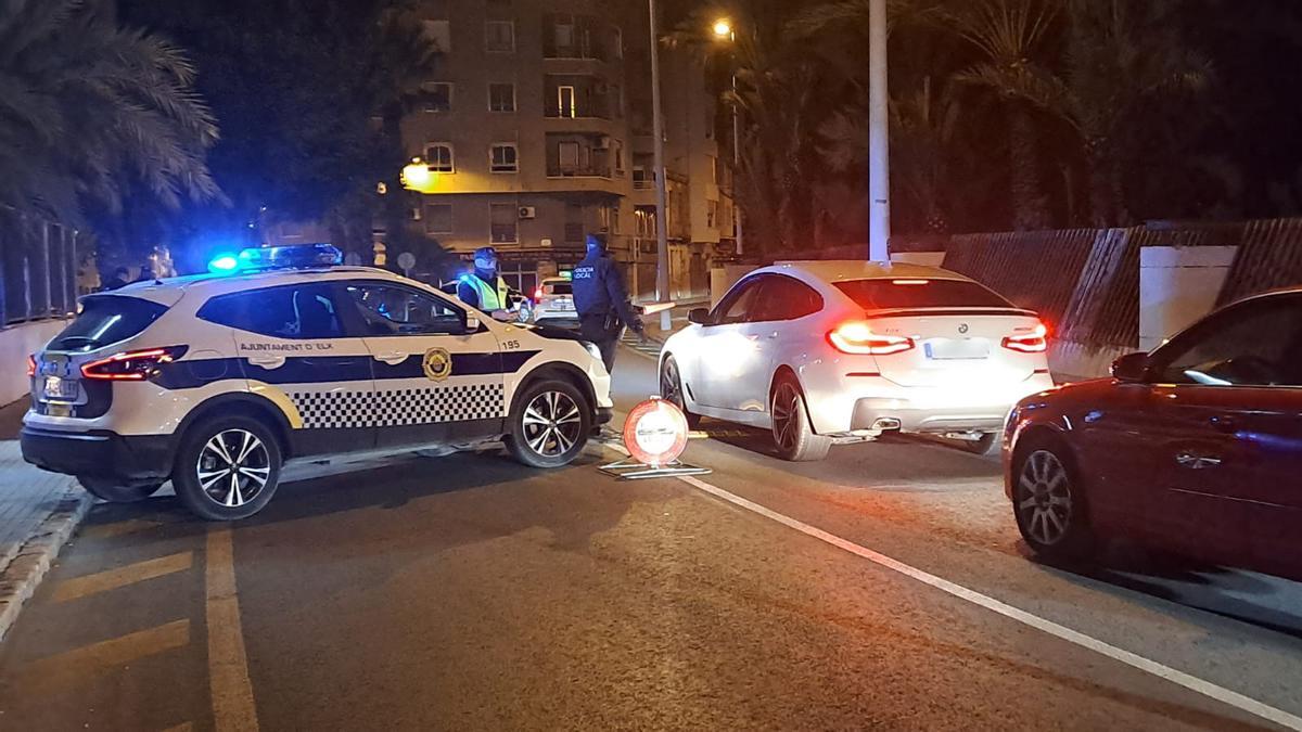 Un control de alcoholemia la Policía Local en la avenida de Candalix de Elche