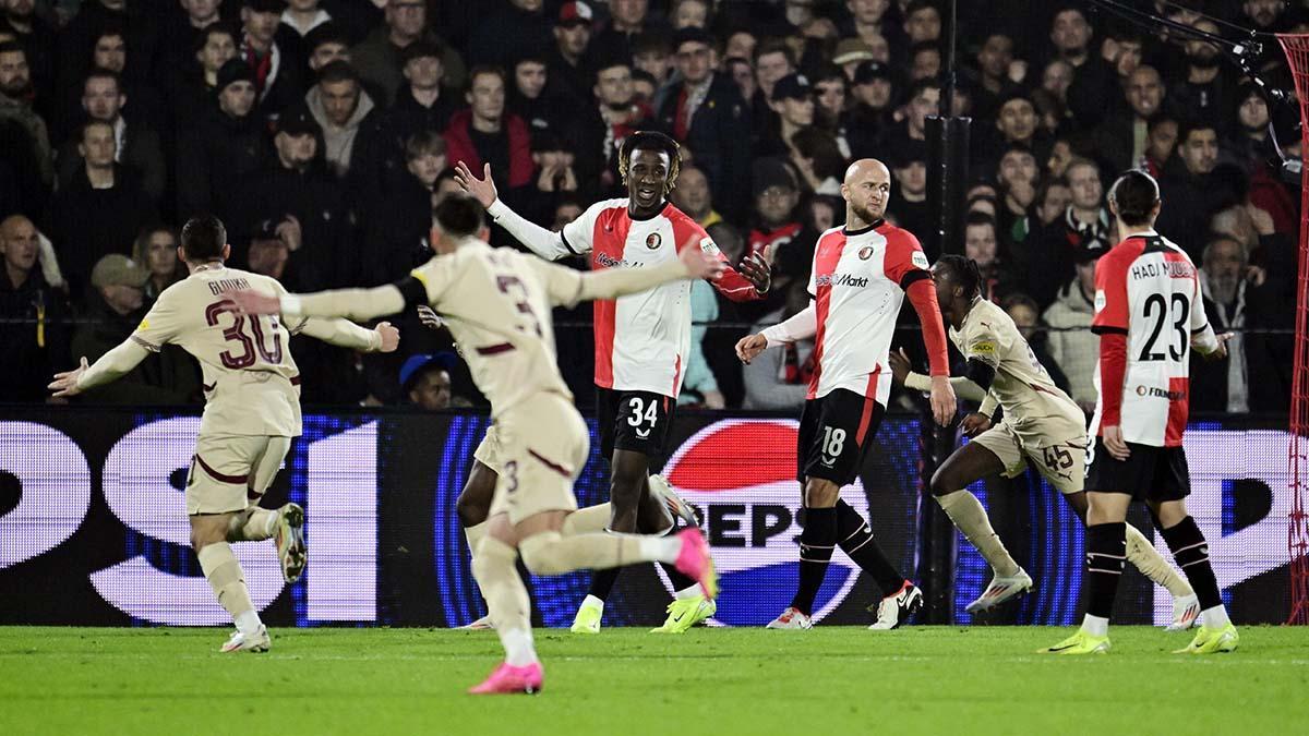 Los jugadores del Salzburg celebran el segundo gol de Konaté ante el Feyenoord