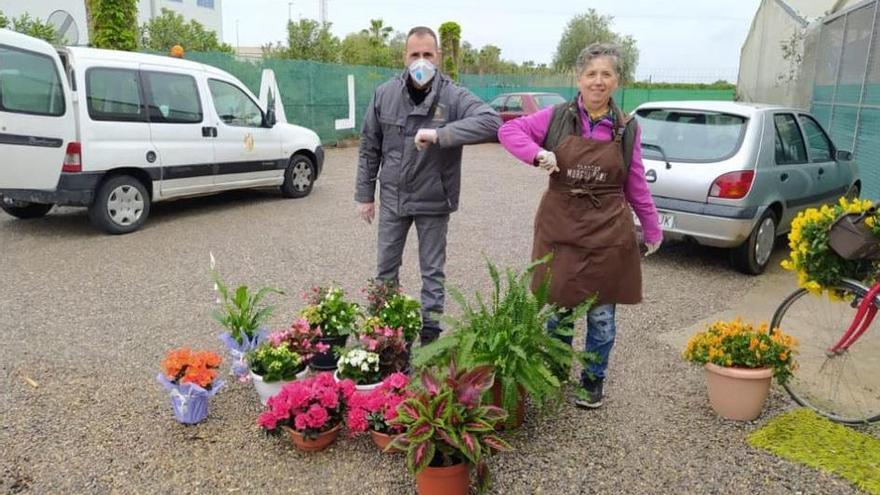 Dos empresas de Camp de Túria donan batas y flores a una residencia de Benaguasil