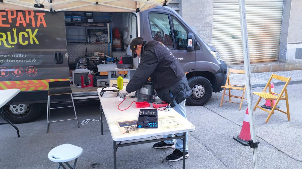 Servei mòbil d’autoreparació de petits electrodomèstics, bicicletes i aparells informàtics, una de les activitats realitzades