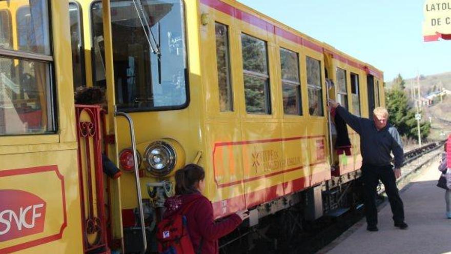 El Tren Groc en el seu pas per l&#039;estació de Montlluís