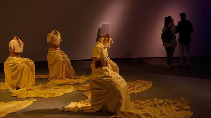 Vestuario de la obra &quot;Yellow&quot;, la performance que pondrá en escena hoy Amanda Coogan en la cúpula del Niemeyer.