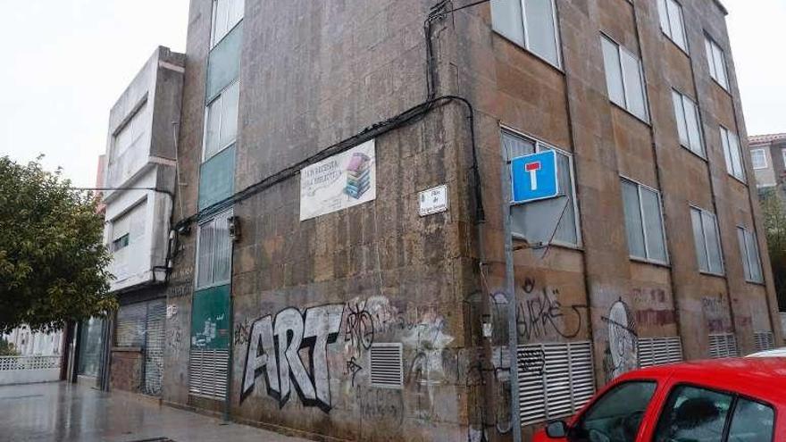 El edificio del antiguo centro de salud de Teis. // J. Lores