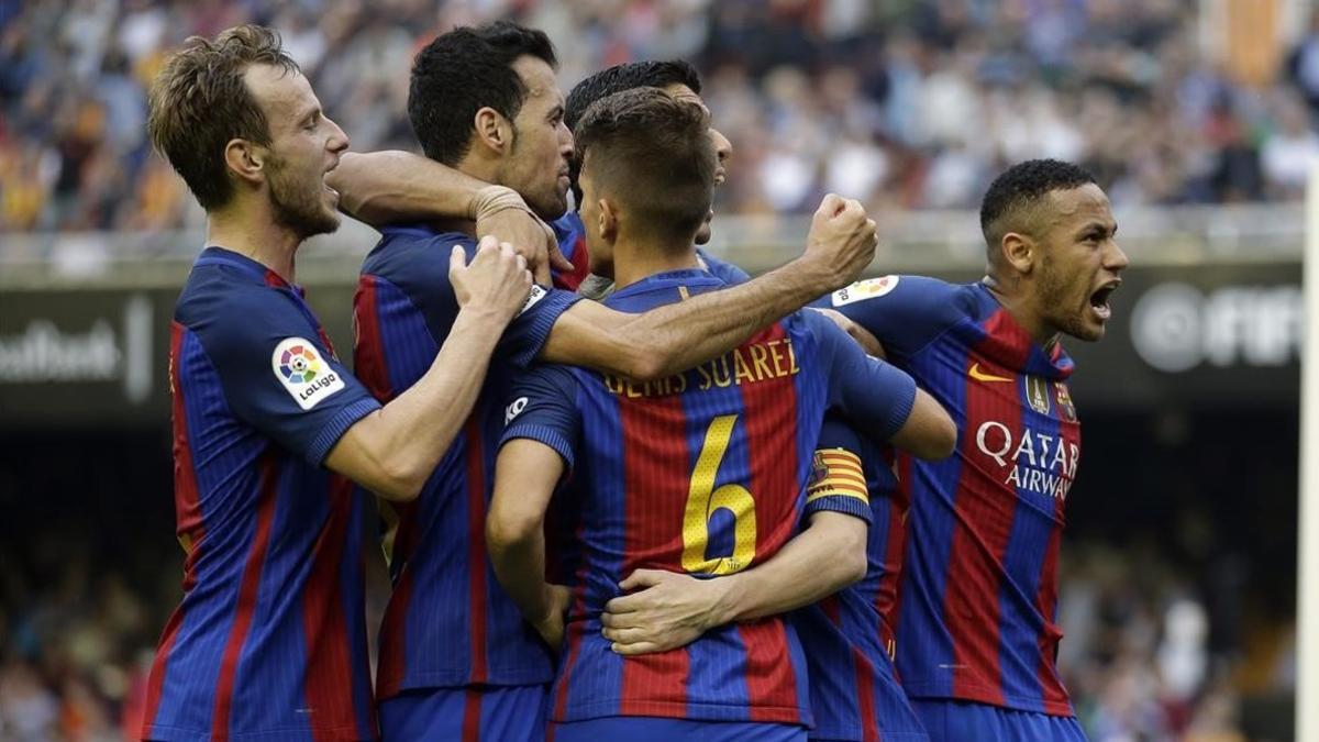 Los jugadores del Barça celebran el 2-3 obra de Messi en Mestalla.