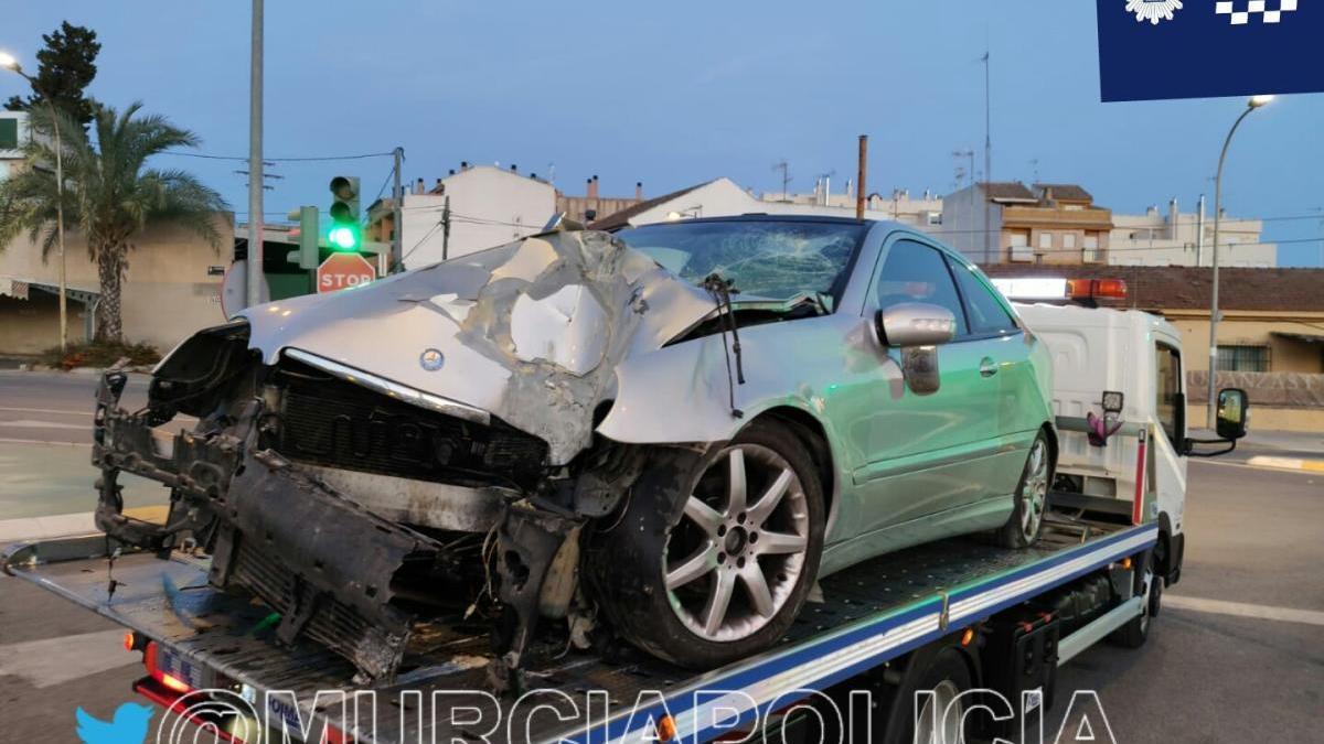 Abandona un turismo tras estrellarlo contra un poste en Murcia