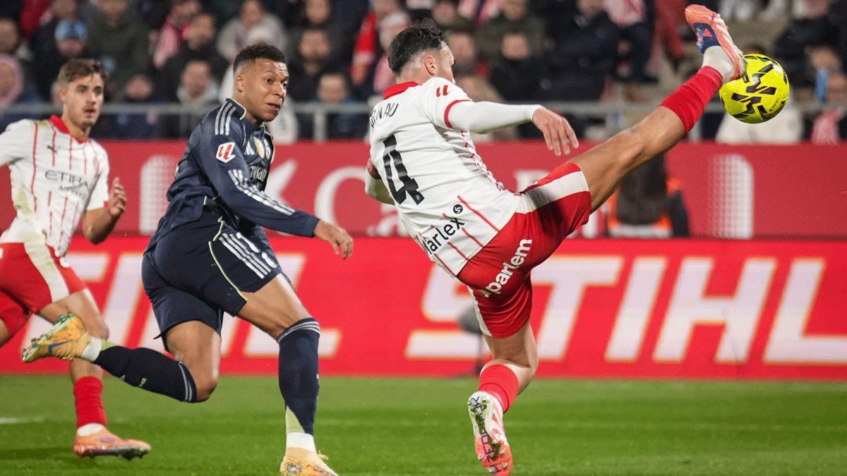 Arnau Martínez en una jugada durante el partido ante el Madrid