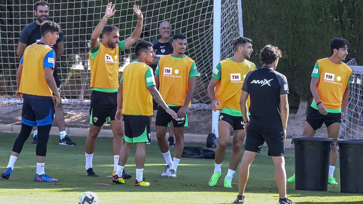 Futbolistas delElche durante una sesión de entrenamiento de este parón.