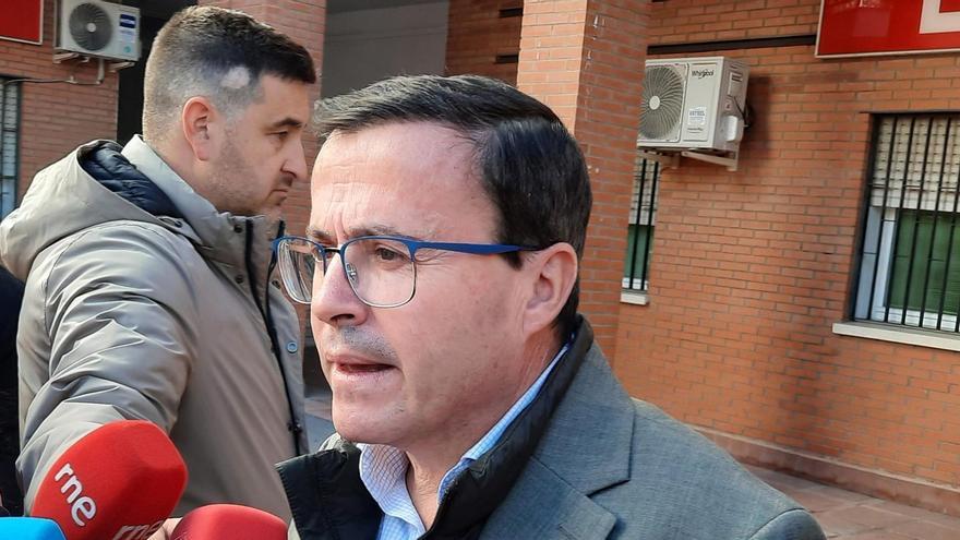 El candidato del PSOE a la Presidencia de la Junta, Miguel Ángel Gallardo, en declaraciones a los medios tras reunirse en Mérida con miembros de CCOO