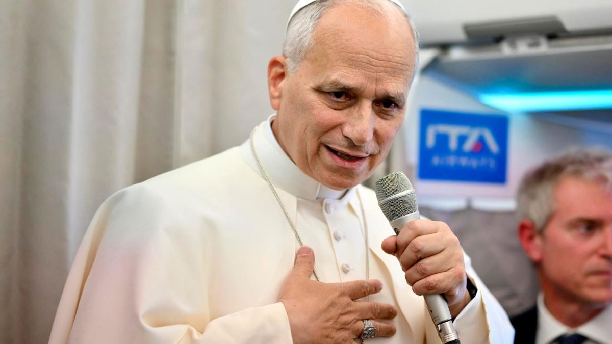 El papa León XIV habla con los periodistas en el avión de regreso al Vaticano.