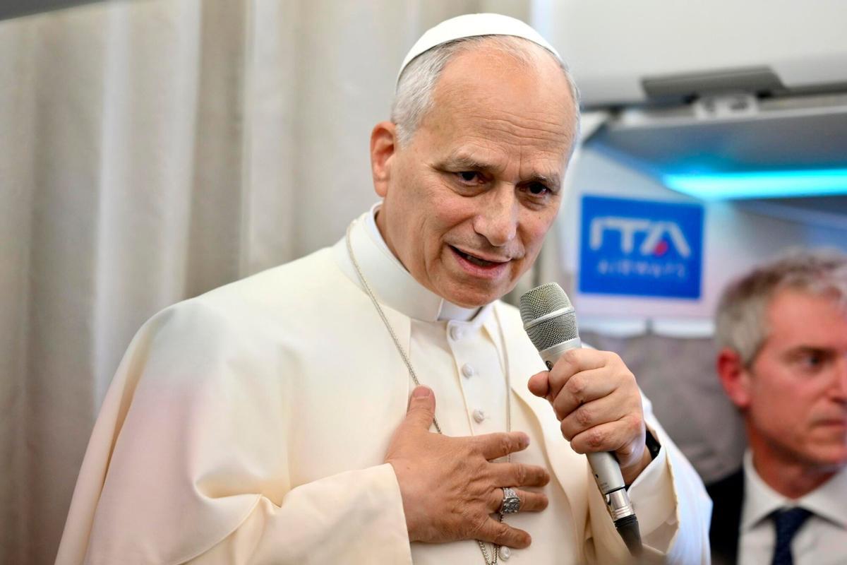 El papa León XIV habla con los periodistas en el avión de regreso al Vaticano.
