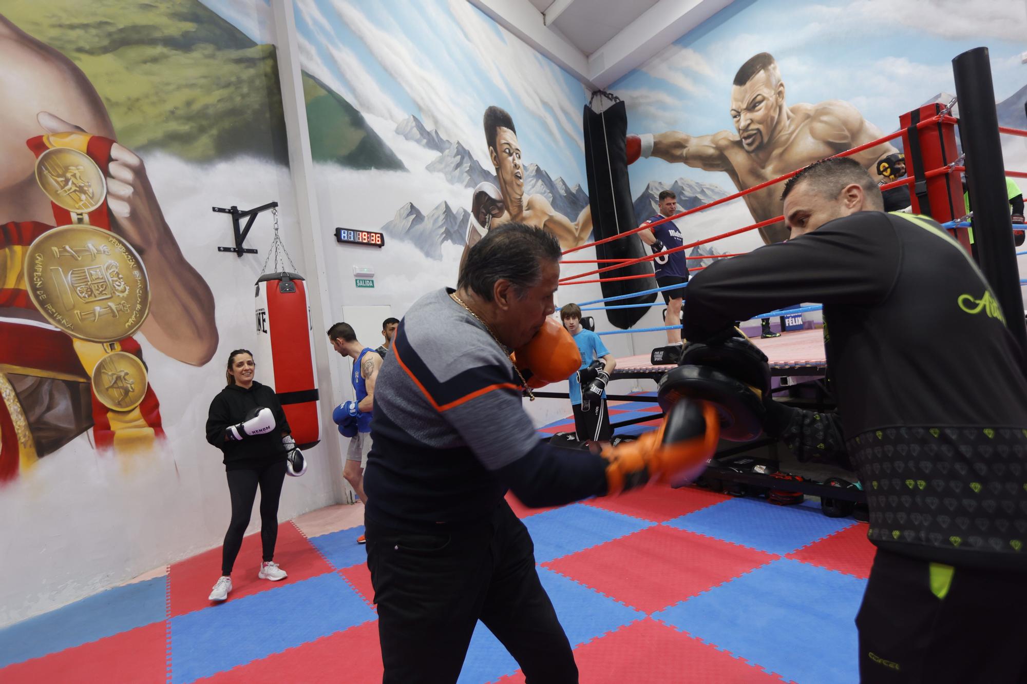 EN IMÁGENES: El boxeador Aitor Diamante con los clientes de su gimnasio