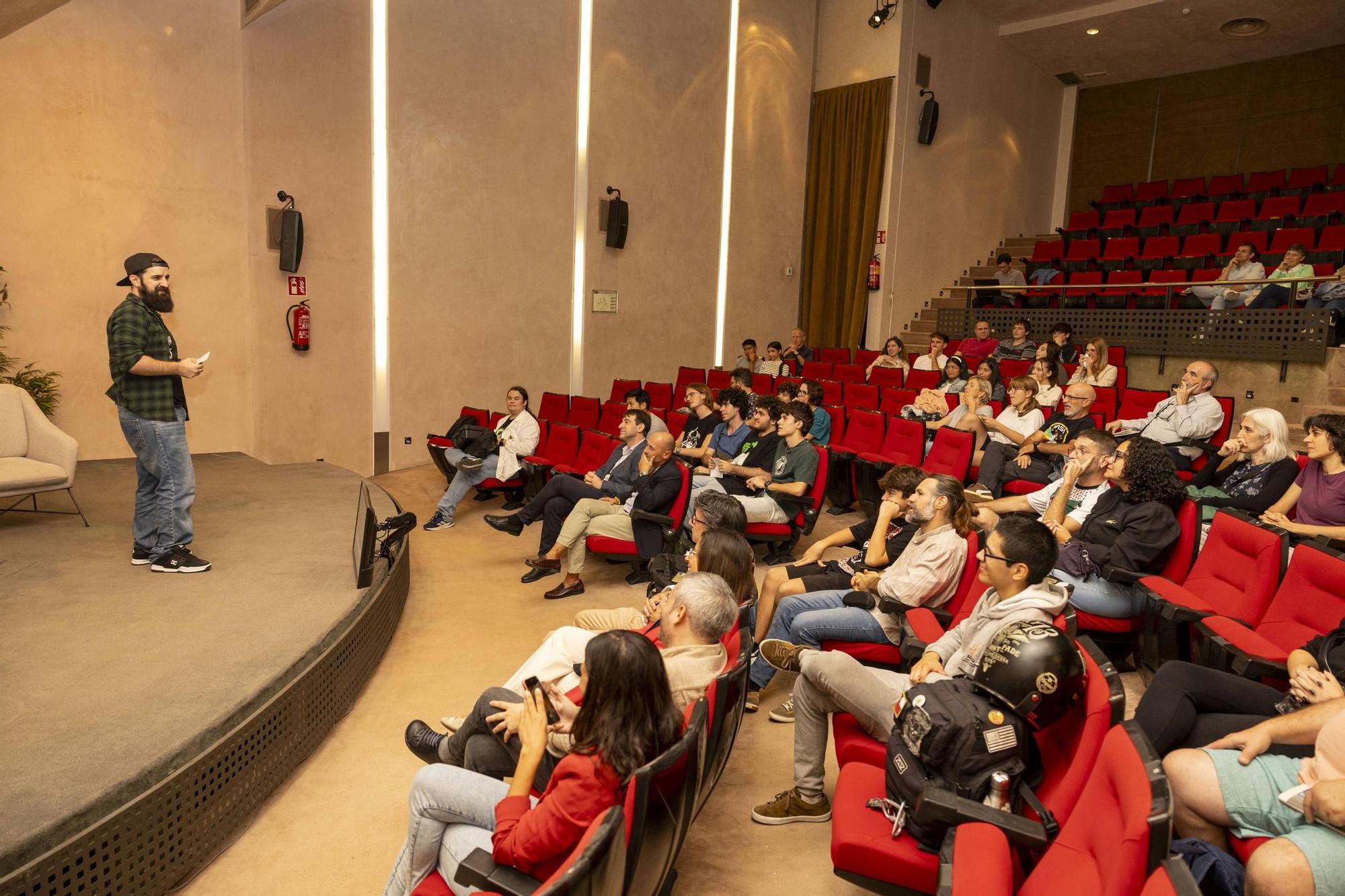 FOTOS | El Físico Barbudo entrevistó al divulgador tras el canal Ponte Bata en un encuentro en Diario de Mallorca