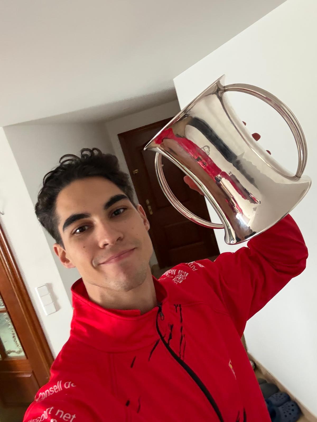 Carlos Nieves posa con el trofeo de campeón de la Copa del Rey.