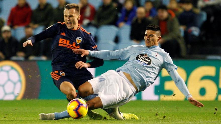 Roncaglia pugna con Cheryshev en un partido entre el Celta y el Valencia. // FDV