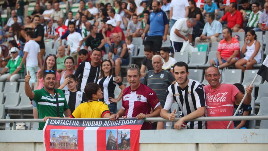 Medio centenar de aficionados viajan a Córdoba