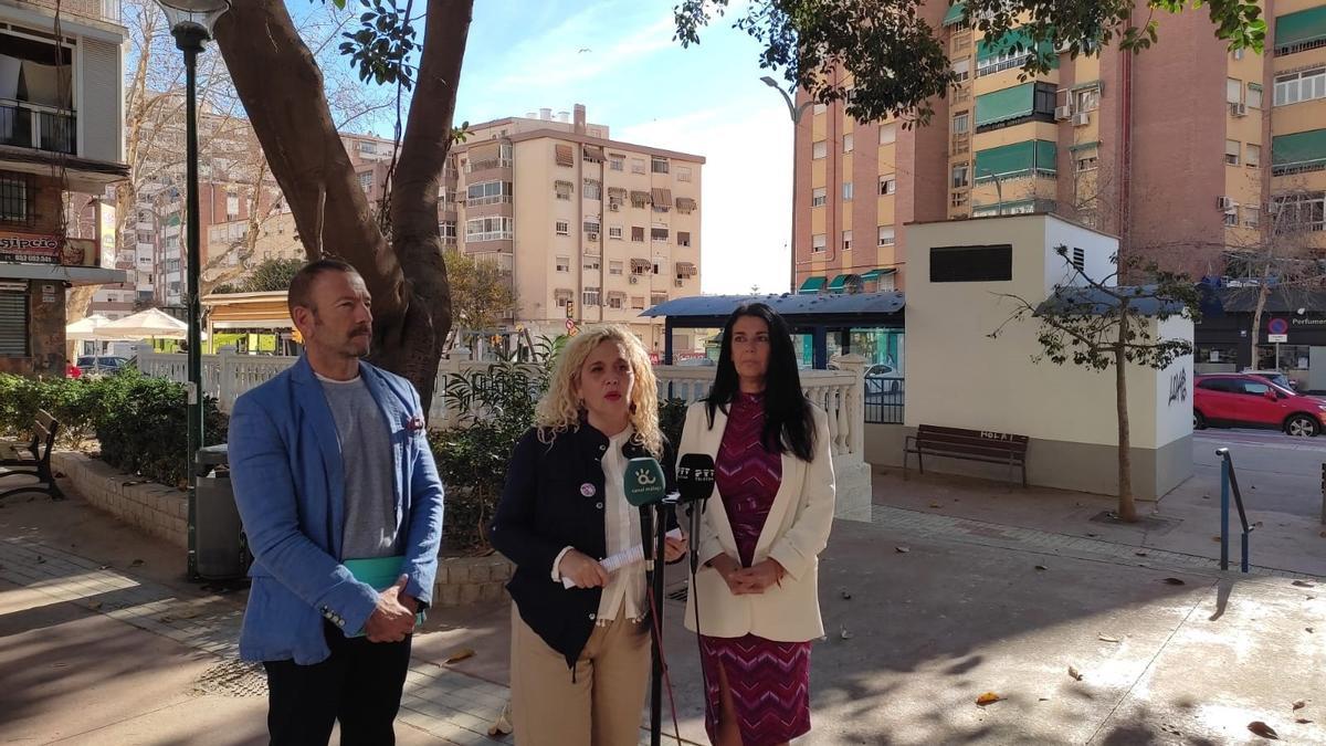 La candidata a la Alcaldía de Por Andalucía, Remedios Ramos, ofrece rueda de prensa junto a Rosa Galindo, número 3 de candidatura, y Eduardo Reina, número 4, para informar sobre el proyecto 'Ciudad de los 15 minutos'