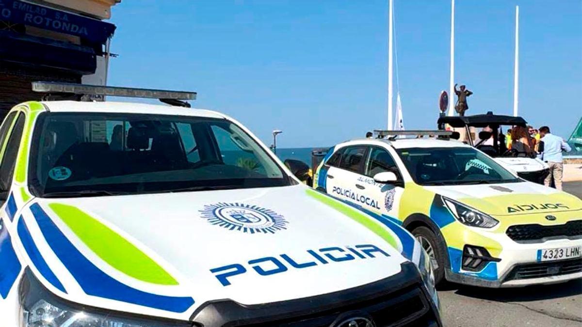 Vehículos de la Policía Local de Almonte en Matalascañas.