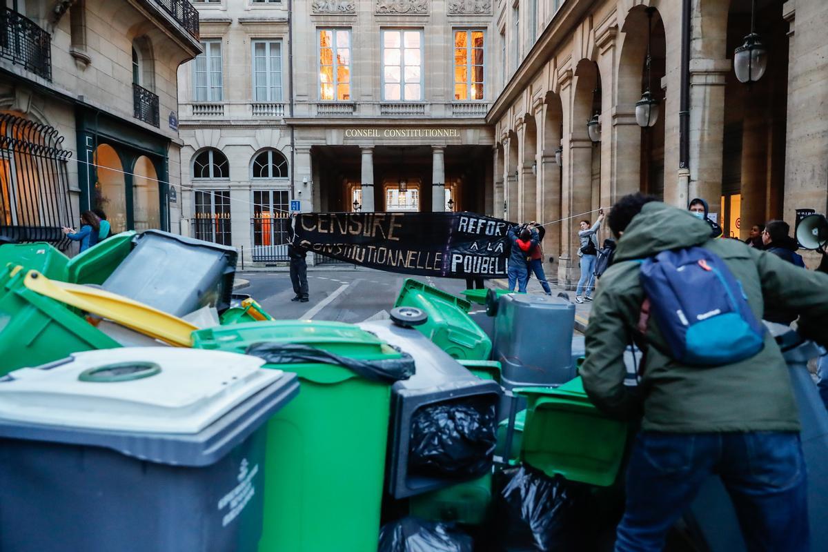 Protesta contra la reforma de las pensiones frente al Consejo Constitucional en París