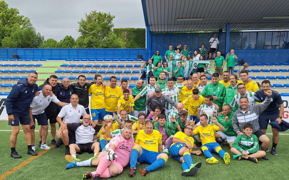 El Córdoba CF Genuine posa para la foto con los jugadores de la UD Las Palmas tras su encuentro.
