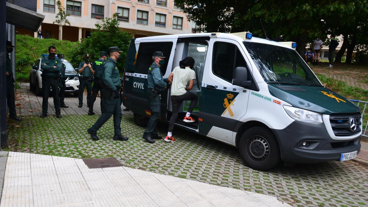 Uno de los detenidos, a la salida del juzgado