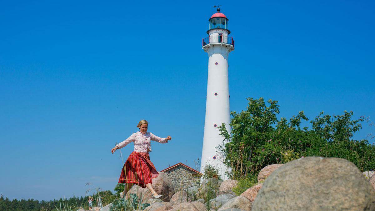 Faro en Khibu, conocida como la isla de las mujeres, en Estonia.