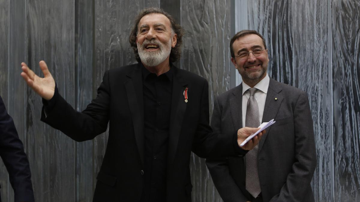 El promotor musical Pino Sagliocco (centro) recibe de manos del cónsul general de Italia en Barcelona, Stefano Nicoletti, la distinción de Caballero de la Orden de la Estrella de Italia, este viernes, en Barcelona.