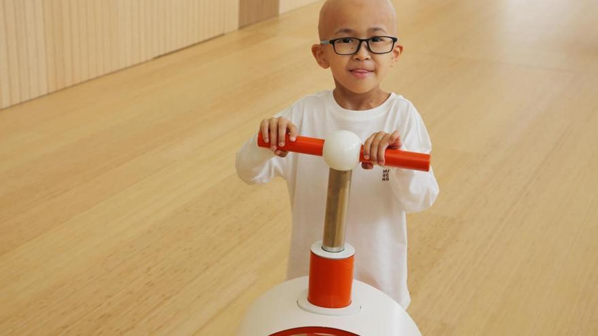 Nurali jugando en el vestíbulo del Pediatric Cancer Center de Sant Joan de Déu.