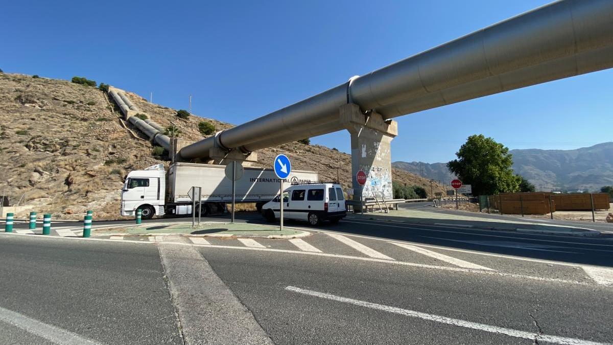 Cruce de la N-340 con la carretera del trasvase, conocida como la de Los Tubos, donde el Ayuntamiento quiere que se construya una rotonda