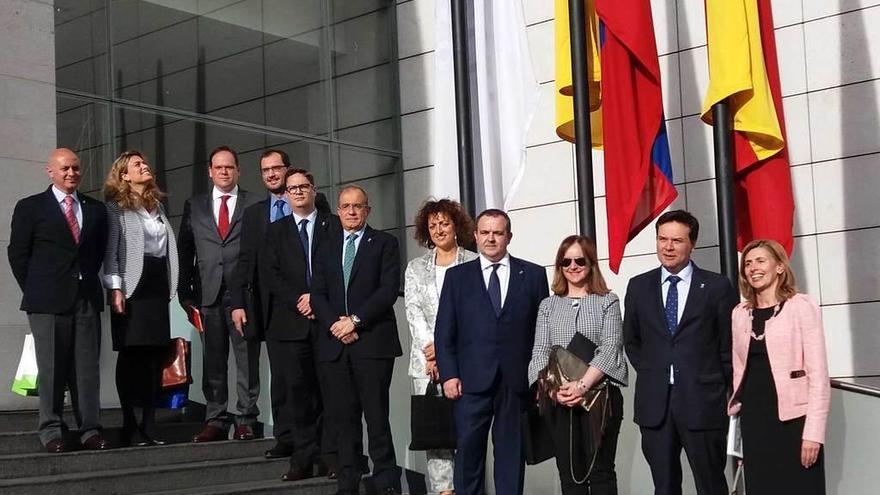 Parte de la comitiva, ante el edificio de la Cámara de Comercio de Bogotá: de izquierda a derecha, Mauricio del Cueto e Inés Seijo (asesores técnicos del IDEPA) Pablo Martín (Izertis), Íñigo Felgueroso (Fundación ITMA), Francisco Arqueros (Thyssenkrupp), Álvaro Villanueva (Grupo Intermark), Begoña Medio (consorcio Asturias for Foodies), Isaac Pola, Sandra Velarde (directora general de Industria y Telecomunicaciones), el consejero Francisco Blanco y Eva Pando (directora del IDEPA).