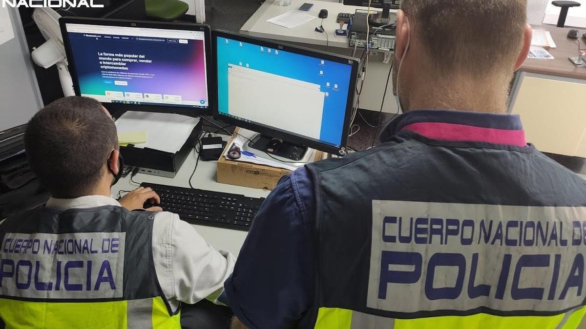 Agentes de la Policía Nacional, en una investigación de estafa con criptomonedas, en una imagen de archivo.
