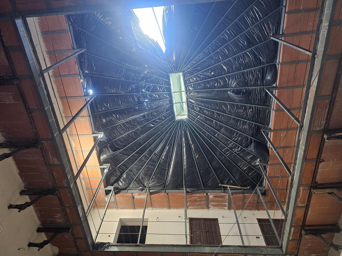 Estado del lucernario, cubierto de plásticos.