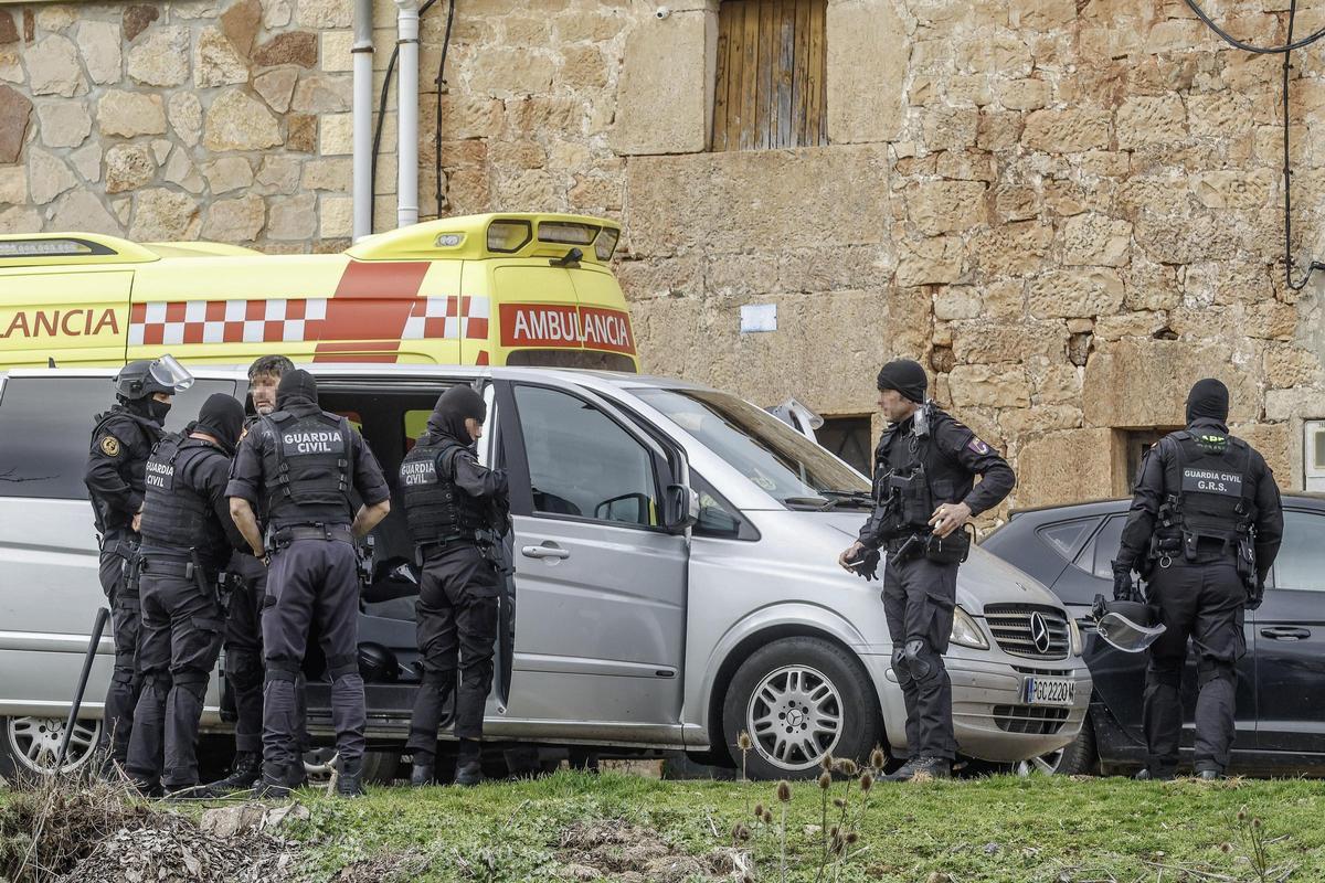 El amplio despliegue de la Guardia Civil en la localidad burgalesa para detener al hombre atrincherado que secuestró a un taxista en Madrid.