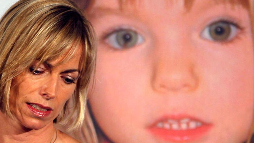 Kate McCann, amb una foto de la seva filla darrera seu