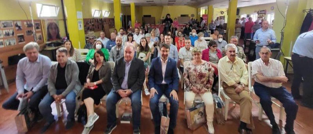 En primera fila, de izquierda a derecha, Roberto Palacios, José Ramón Martín Ardines, Noelia Macías, José Ángel Álvarez, Enrique Fernández, María Fernández, Graciano Torre y José María Rozada, junto al resto de concejales y militantes del PSOE de San Martín. | Vivas