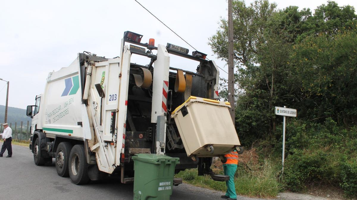 Un camión de FCC realizando el servicio de recogida de basura en Lousame.