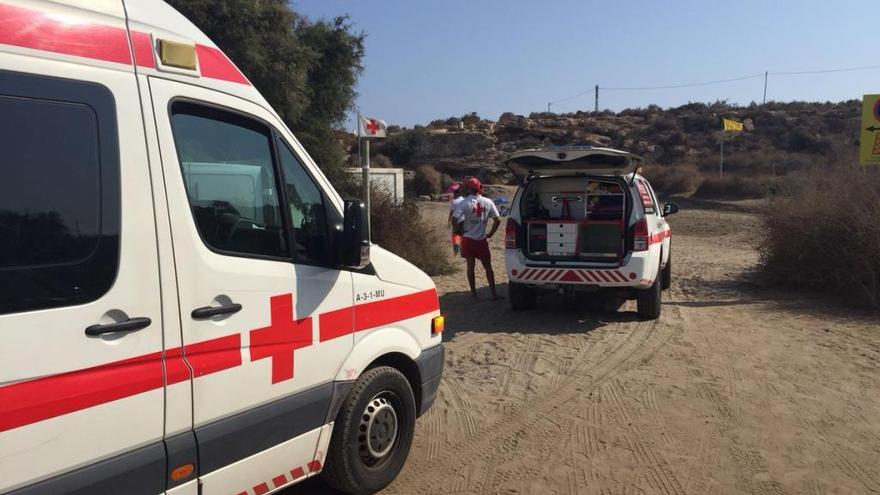Efectivos de Cruz Roja acuden a rescatar a la mujer.