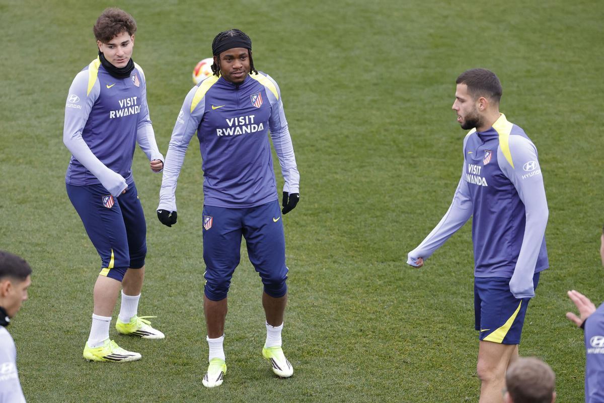 Lookman, junto a Julián Alvarez y Hancko, durante el entrenamiento.