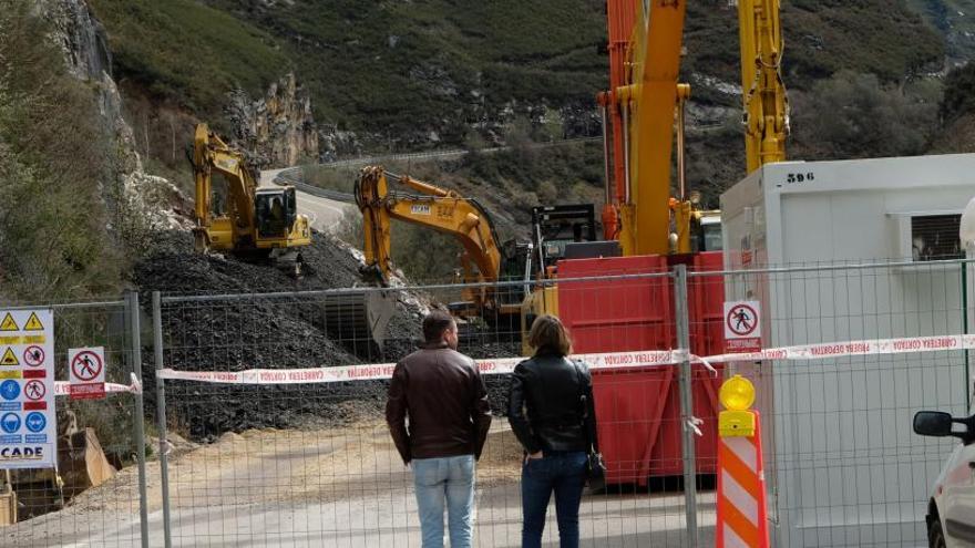 El argayo que cortó el Corredor del Nalón en Anzó.